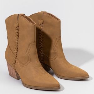 Dolce Vita Women’s western booties. Size 7